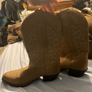 Tan Shyanne cowboy boots